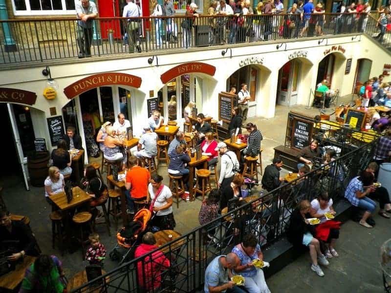 crowded restaurant on valentine's day